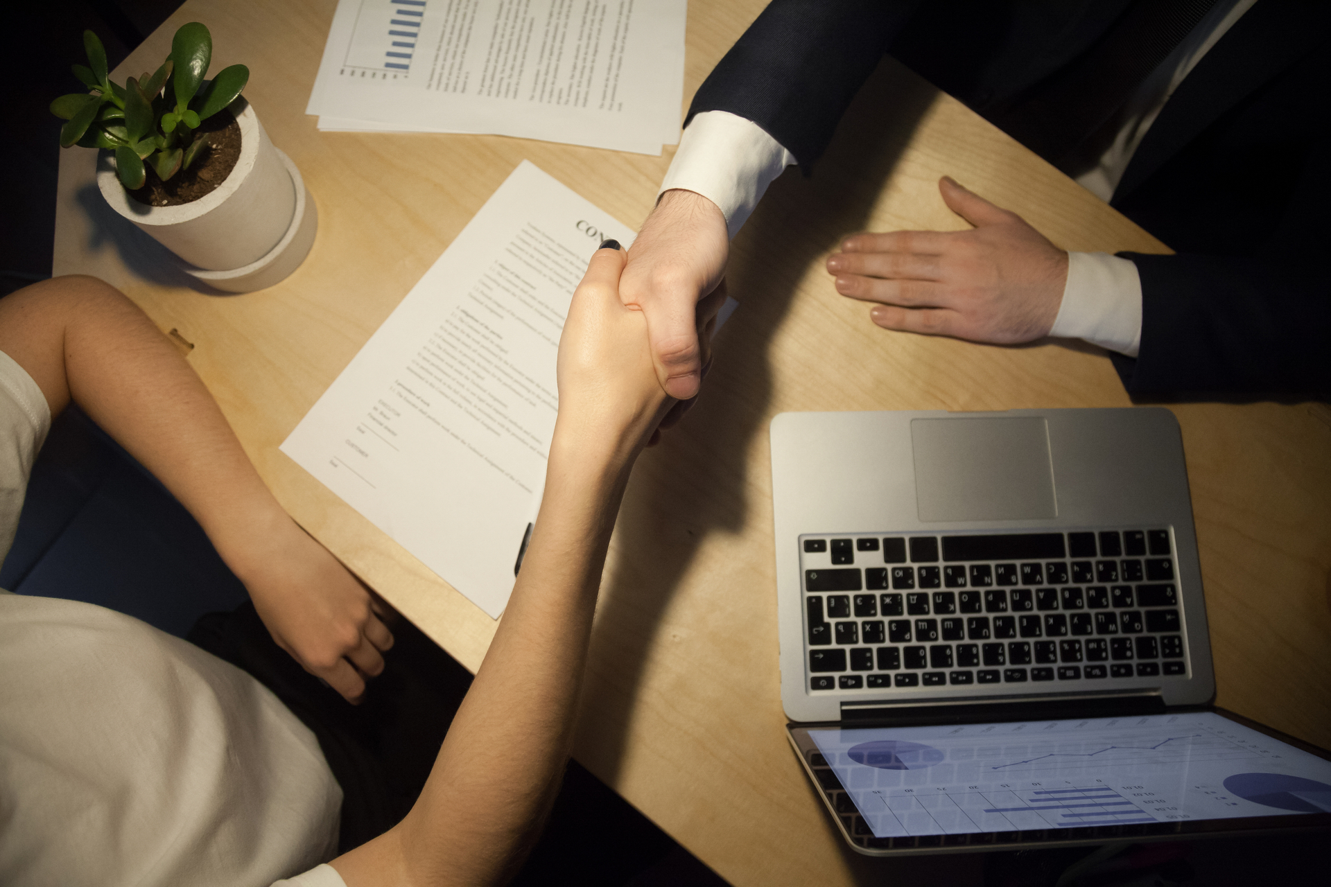 По договору